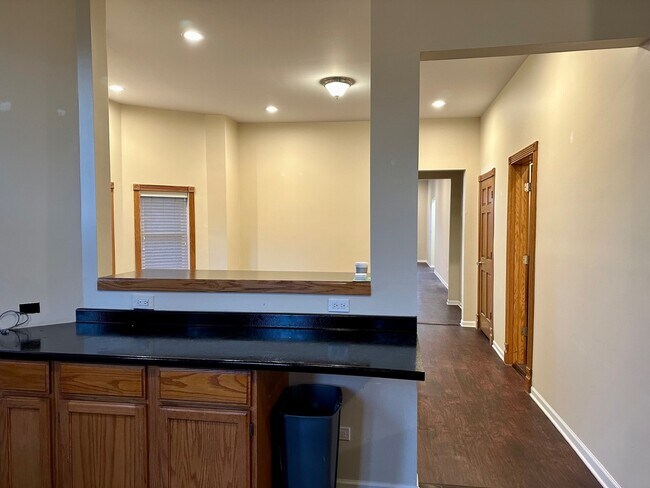 Foto del edificio - 321 W 24th St