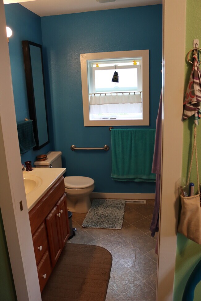 Baño - 635 N 2nd St