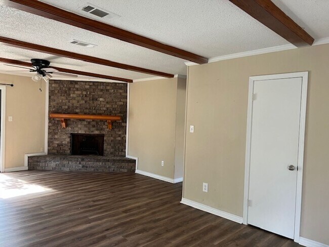 Foto del edificio - Brick home off Three Notch Road