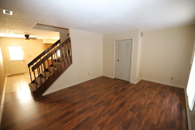 Building Photo - 2BD/1.5BA Townhouse