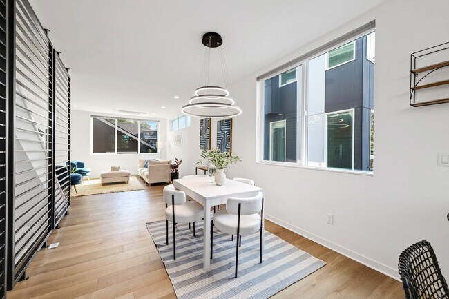 Building Photo - Delridge Townhome