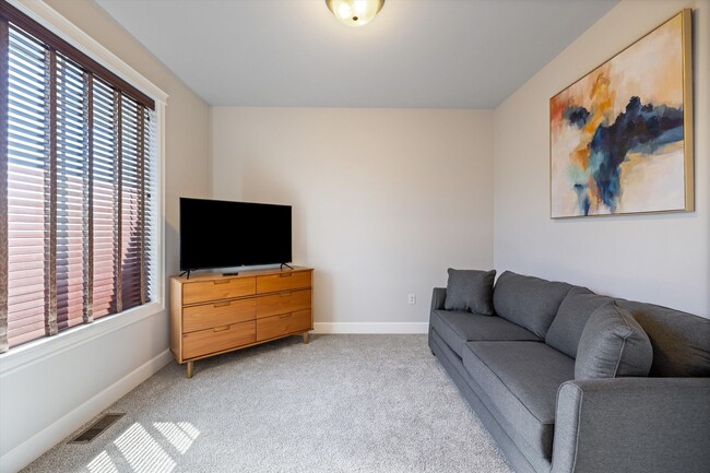 Foto del edificio - Beautiful Home Close to I82 and Desert Hills Middle School