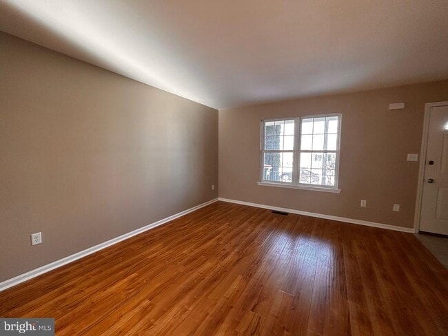 Building Photo - 242 Bainbridge Cir