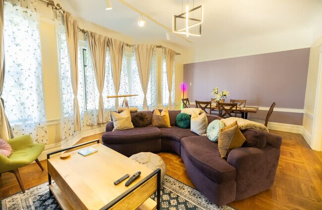 Building Photo - 1107 Broadway-SI ID1309749P