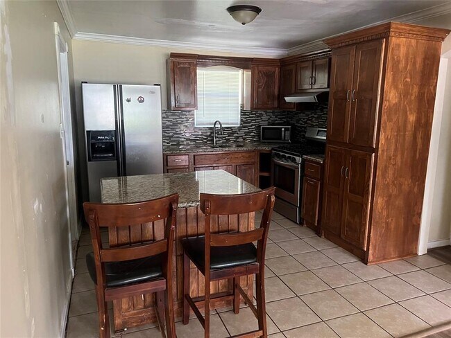 Foto del edificio - 2415 Huntington Dr