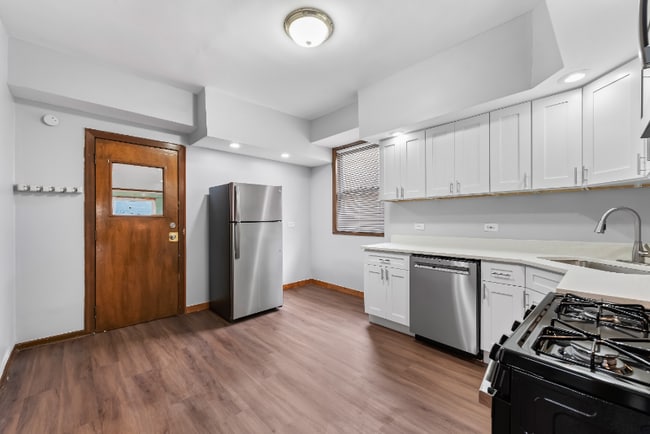 Photo - 879 N Richmond St Apartment