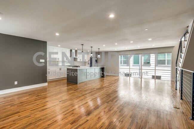 Foto del edificio - One-Of-A-Kind 4-Story 2/2.5.5/2 Townhome R...