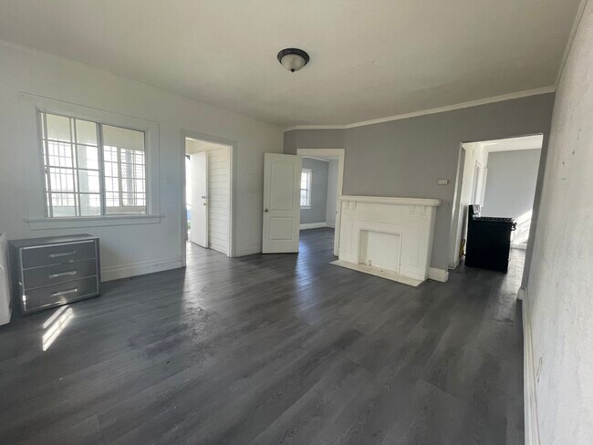 Living Room - 472 W 47th Plz
