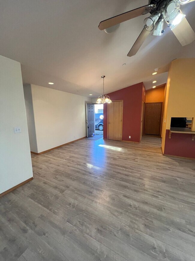 Foto del edificio - 3-Bedroom 2-Bathroom house in North Eugene