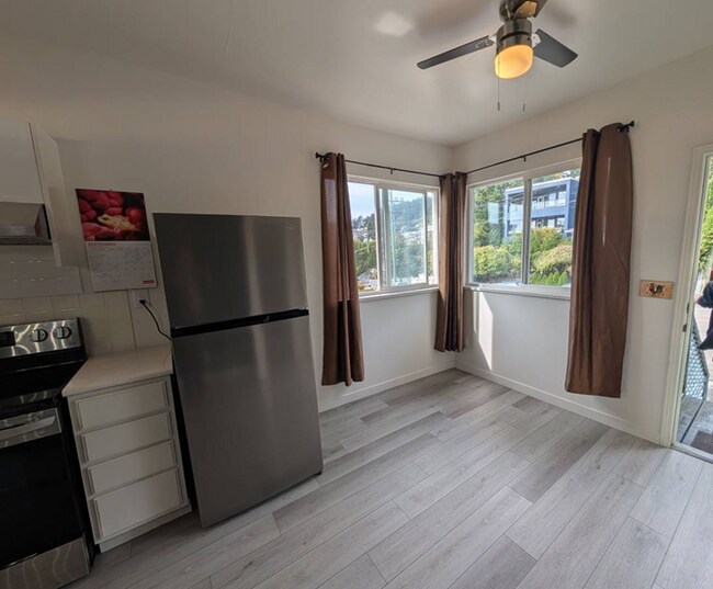Building Photo - 14842 Buena Vista Av