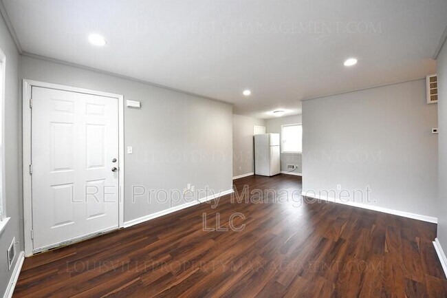 Foto del edificio - 230 W Blue Lick Rd