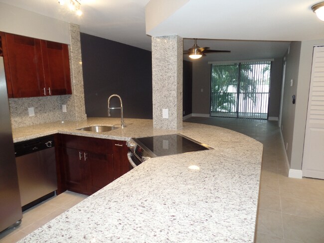 Foto del edificio - 118 Lake Emerald Dr