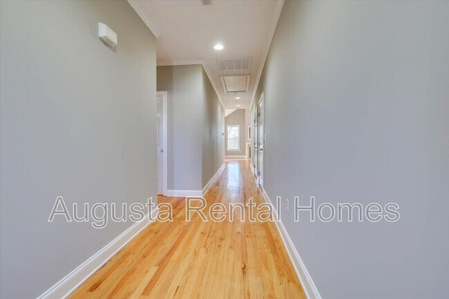 Foto del edificio - 719 Bonnie Oaks Ln