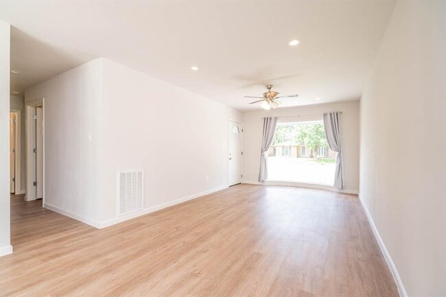 Building Photo - 511 Avondale Ln