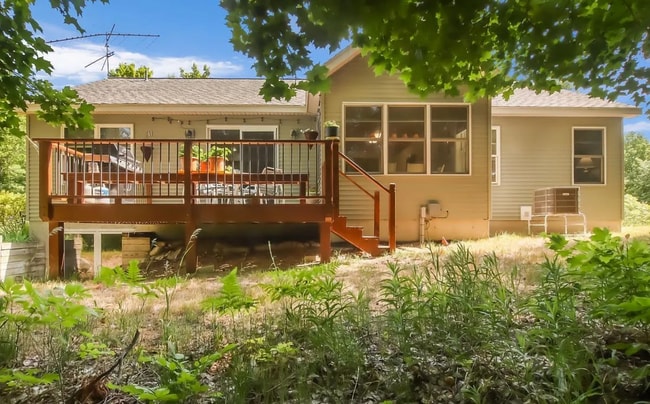 Building Photo - Charming & Cheerful Ranch Retreat