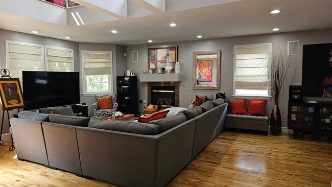 Building Photo - 133 Cedar St