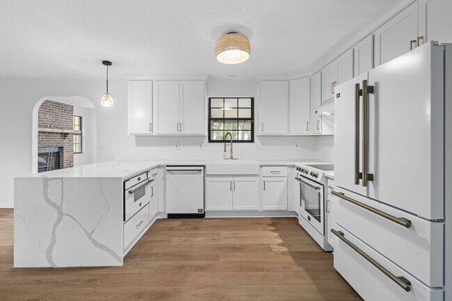 Foto del edificio - 3/2 Riverfront Brick Ranch, Access to the ...