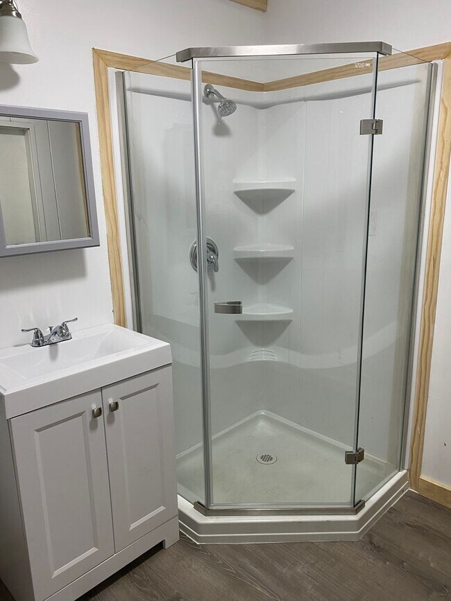 Building Photo - Large 3BR 2Bath Apartment above a deliciou...