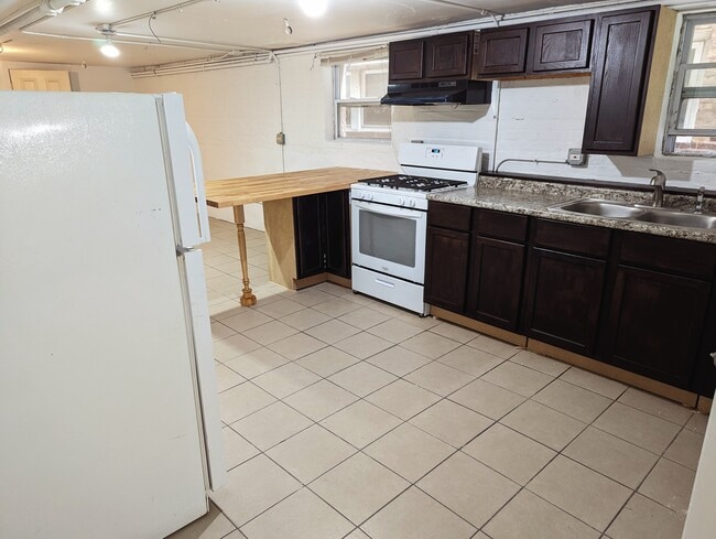 Building Photo - 4835 W Cornelia Ave