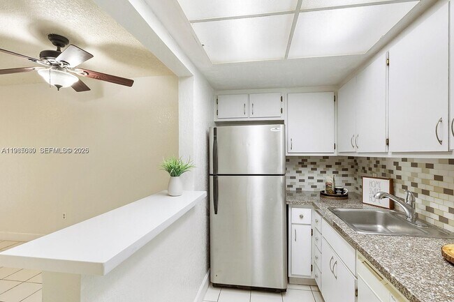 Building Photo - 6530 Lake Patricia Dr