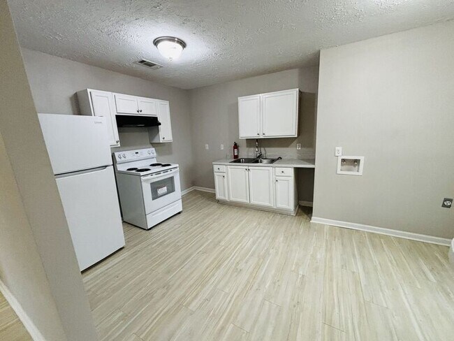 Building Photo - 229 Lawrence Rd