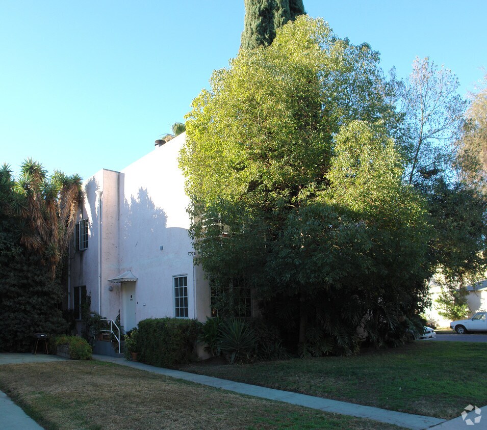 total tree obstruction - 10724-10728 Camarillo St