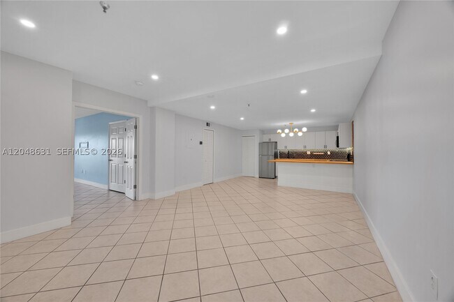 Building Photo - 2734 Bird 301
