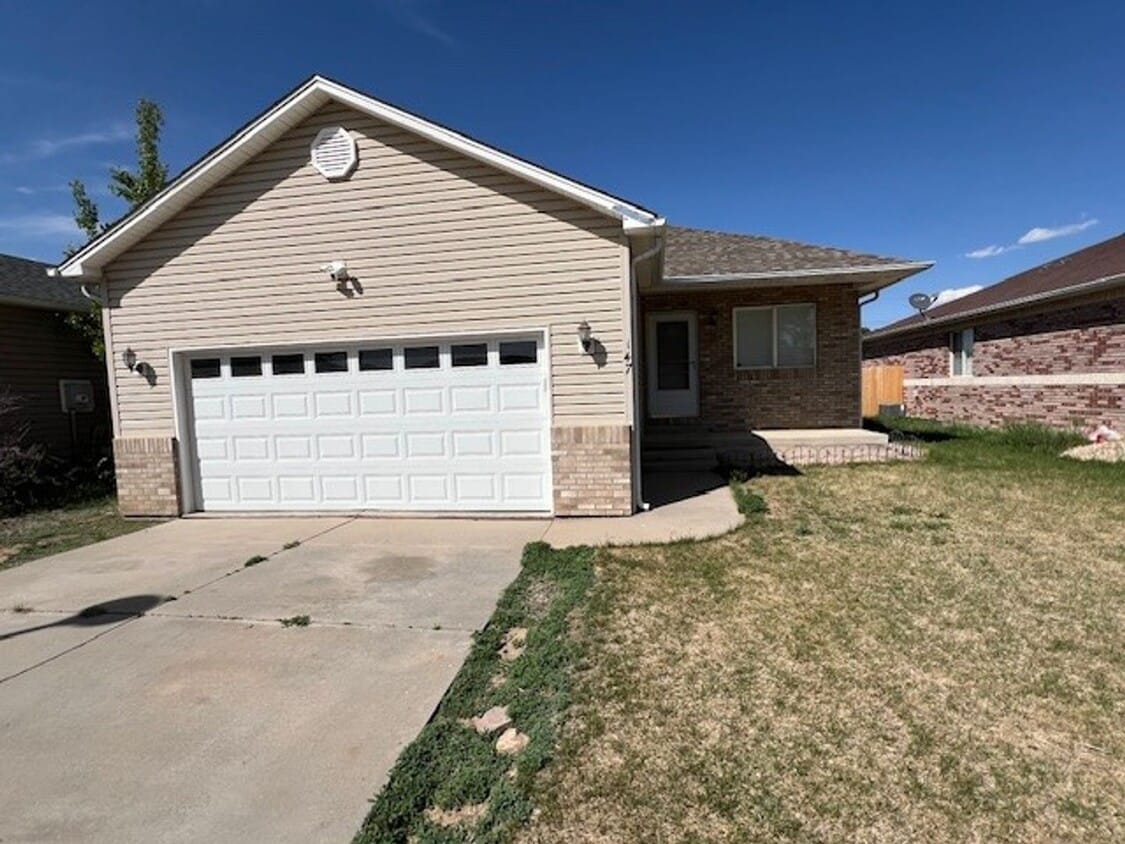 Primary Photo - Beautiful 5 bedroom home available NOW