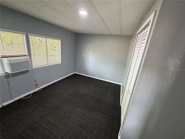 Foto del edificio - Fully renovated 2 bed/1 bath. No water/sewer bill!