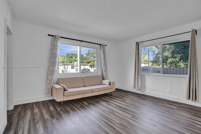 Foto del edificio - 1140 NE 111th St