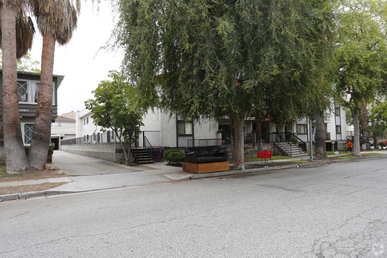 Building Photo - 320 N Cedar St