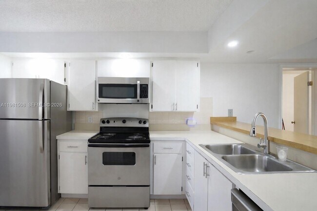 Foto del edificio - 2761 Village Blvd