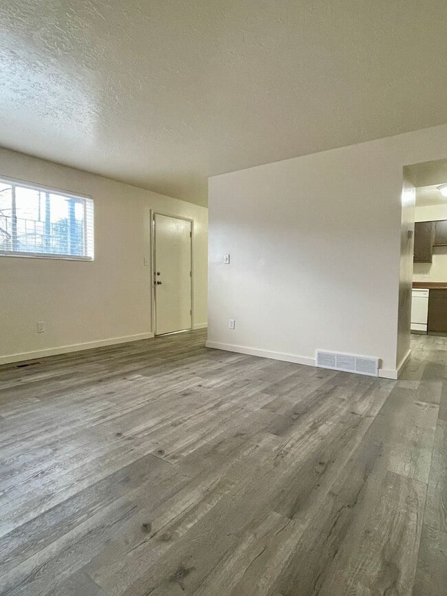 Building Photo - 188 N Pingree Ave