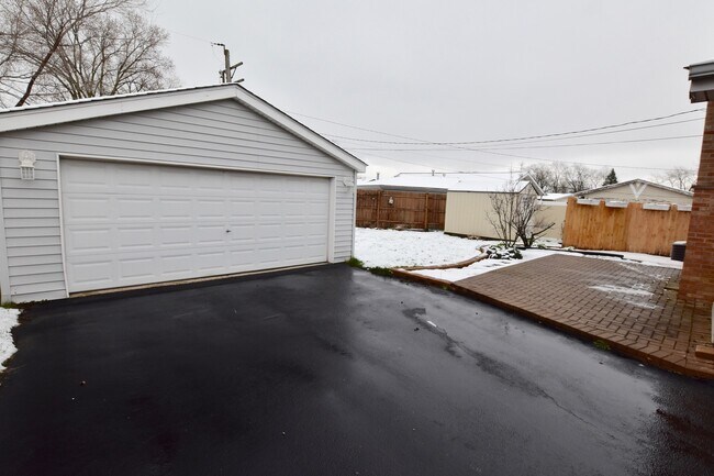 Building Photo - 5510 Fairway Dr