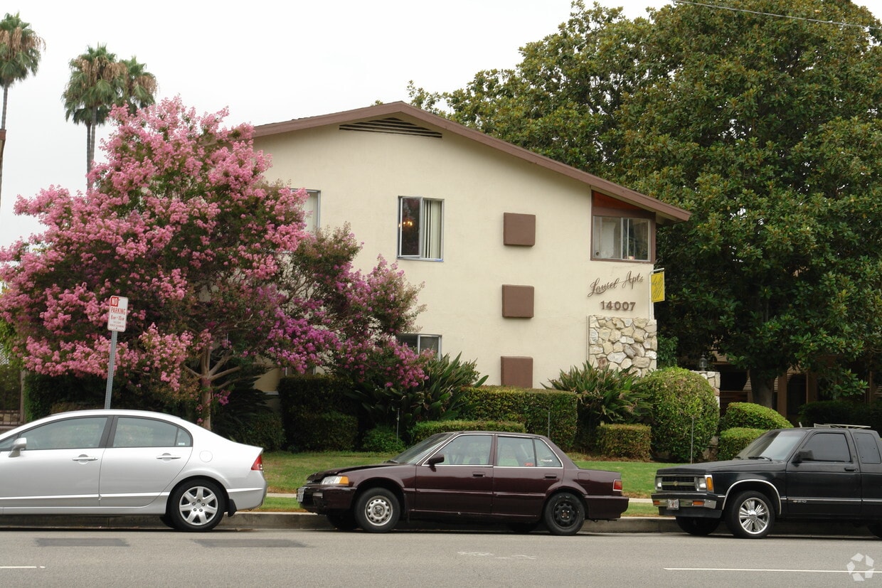 Building Photo - 14007 Moorpark St