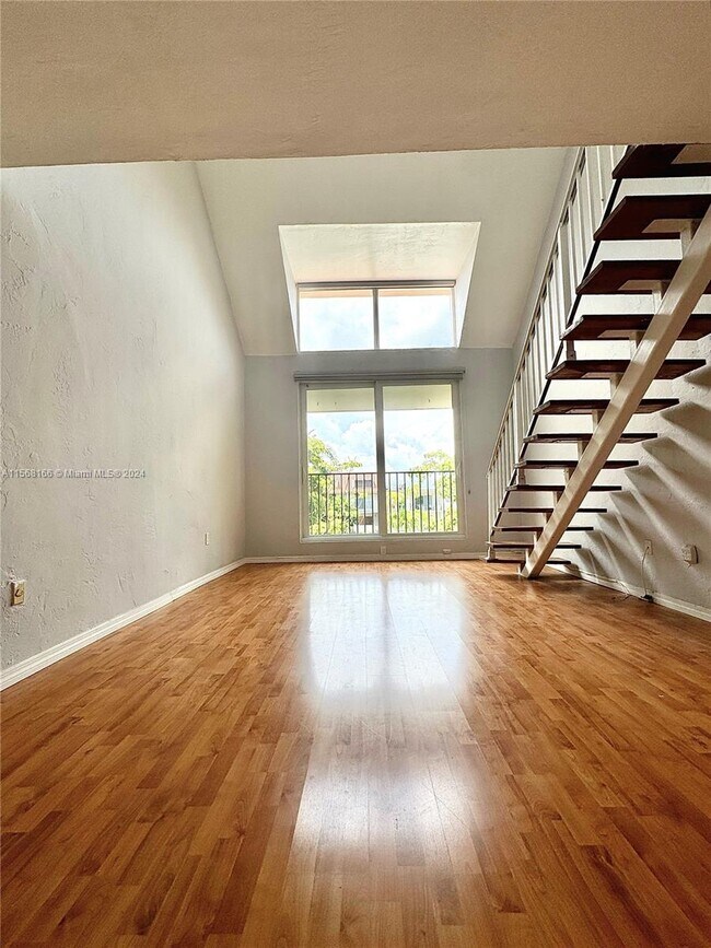 Foto del edificio - 6890 N Kendall Dr