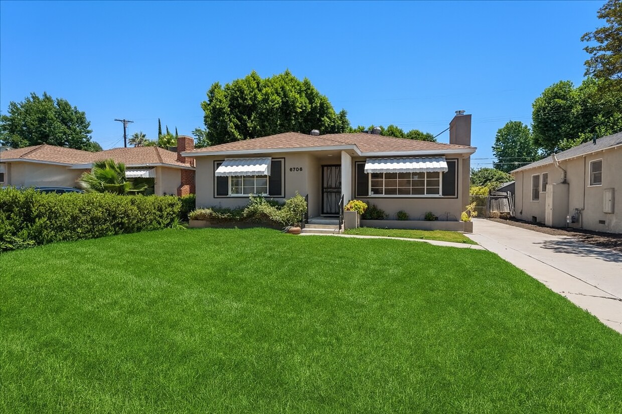 Foto principal - Charming Updated 2-Bedroom Van Nuys Home w...