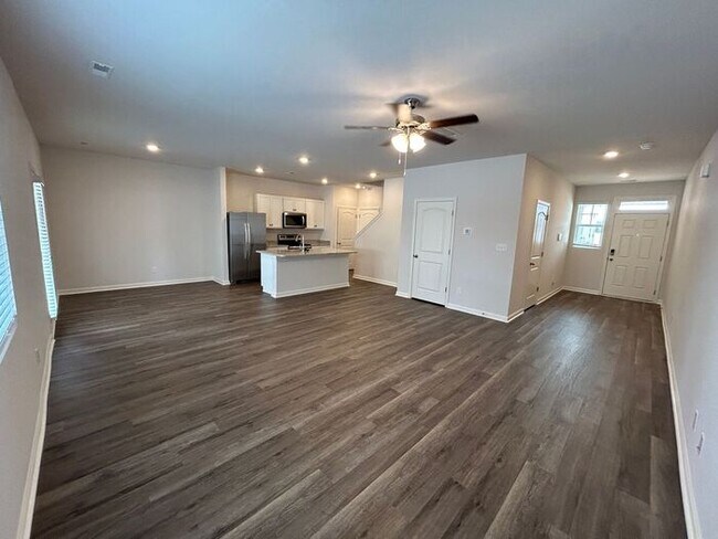 Foto del edificio - Spacious 3-Bedroom Home in a Prime Locatio...