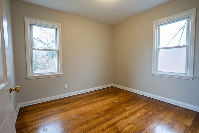 bedroom 2 - 1068 Lindsay Ave