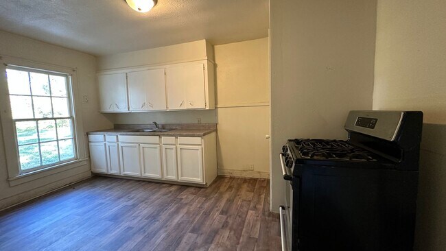 Building Photo - Cute 3 bedroom home!
