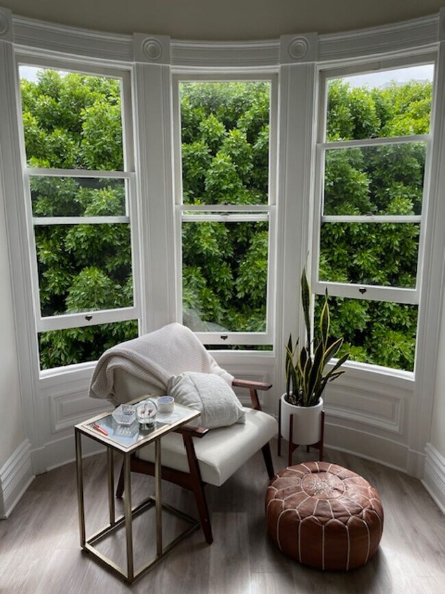 Foto del edificio - 1890 Victorian 1 Bedroom with 12 Foot High...