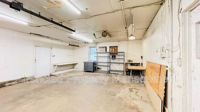 Building Photo - 1210 Farmington Ave
