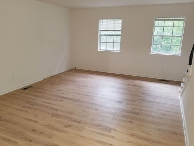 Foto del edificio - A spacious 3-Bedroom 1.5-Bathroom 3 Story ...