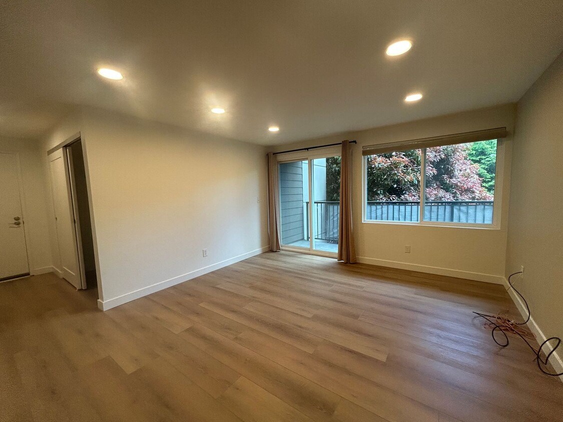 Foto principal - Beautiful 2 Bedroom, 2 Bathroom Condo in N...