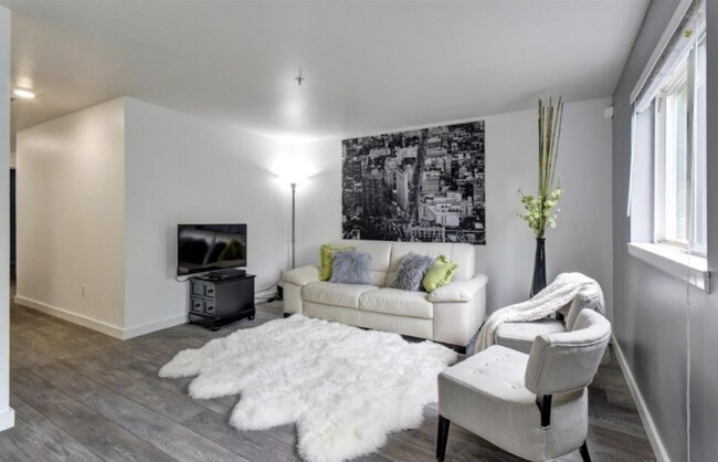 Foto del edificio - 9731 Holly Dr