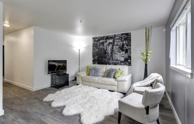 Building Photo - 9731 Holly Dr