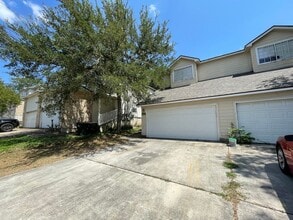 Building Photo - 933/935-935 Sagewood Trail