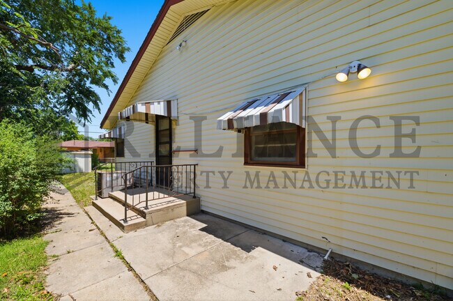 Foto del edificio - 2425 N Marigold Ln