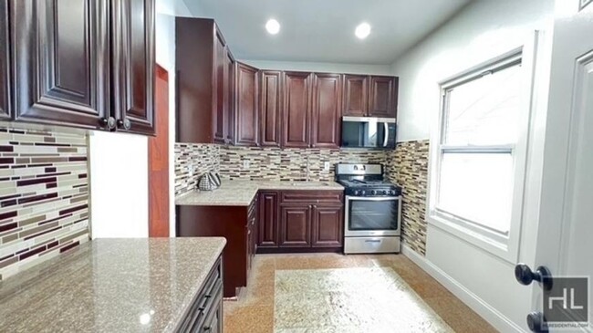 Foto del edificio - 3 bedroom in BROOKLYN NY 11203