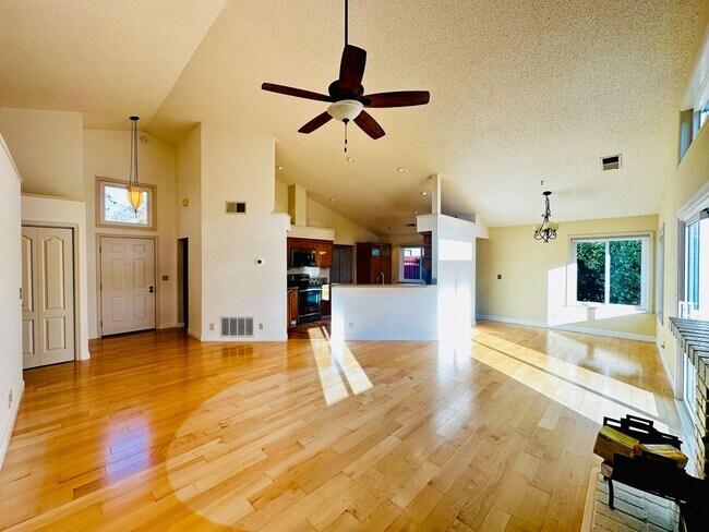 Foto del edificio - Single Story Court location